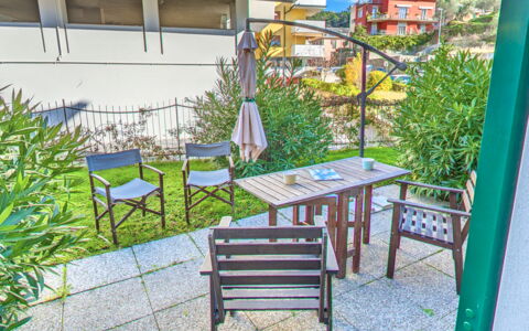 Mario - Levanto: Balkon, Appartement, Stoel, Buitenmeubels, Schaduw, Eco Hotel, Buitentafel, Veranda, Werf, Keuken En Eettafel
