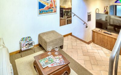 Mario - Levanto: Kamer, Interieur Ontwerp, Bankstel, Interieur Ontwerp, Fotolijst, Hardwood, Woonkamer, Koffietafel, Linens, Slaapbank