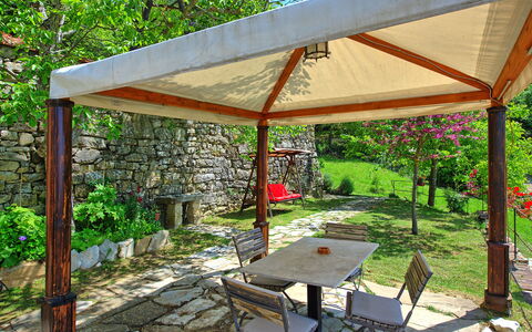 Villa Ancora: Fabriek, Eigendom, Meubilair, Plantengemeenschap, Tafel, Schaduw, Buitentafel, Plantkunde, Buitenmeubels, Stoel