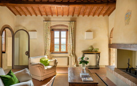 Villa Sole Del Chianti: Meubilair, Tafel, Bankstel, Gebouw, Fabriek, Hout, Verlichting, Architectuur, Interieur Ontwerp, Woonkamer