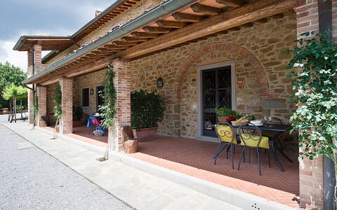 Agriturismo L'incrociata: Fabriek, Eigendom, Lucht, Gebouw, Venster, Schaduw, Stoel, Weg Oppervlak, Bloempot, Buurt