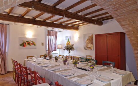 Borgo San Vincenti: Meubilair, Tafel, Tafelkleed, Eetkamer, Tableware, Interieur Ontwerp, Stoel, Linens, Keuken En Eettafel, Textiel