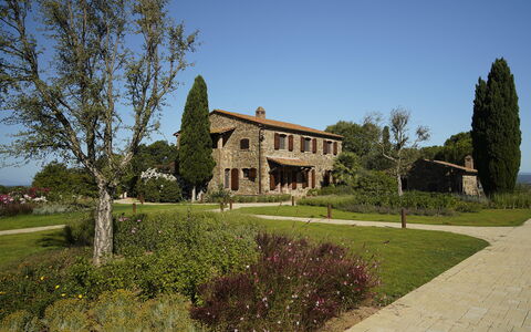 Campo Valerio: Fabriek, Lucht, Gebouw, Boom, Natuurlijk Landschap, Land Lot, Venster, Huis, Gras, Verblijf