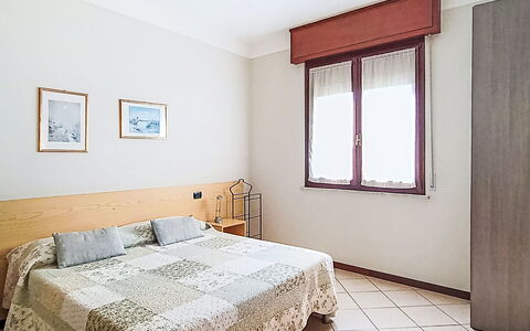 Bonatti: Bed, Bedding, Interieur Ontwerp, Meubilair, Slaapkamer, Verdieping, Laken, Flooring, Kamer, Hout