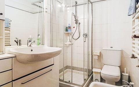 Bonatti: Badkamer, Loodgieterswerkinrichting, Interieur Ontwerp, Flooring, Toilet, Verdieping, Wc Bril, Wastafel In De Badkamer, Wastafel, Loodgieter