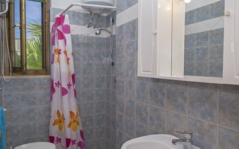 Villa Marlene: Spiegel, Wastafel, Loodgieterswerkinrichting, Eigendom, Fotograaf, Kraan, Wastafel In De Badkamer, Badkamer, Purper, Gebouw