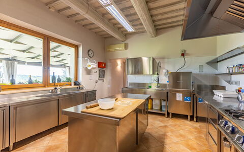 Villa Le Buche: Eigendom, Meubilair, Cabinetry, Tafel, Gebouw, Countertop, Keuken, Hout, Interieur Ontwerp, Huis