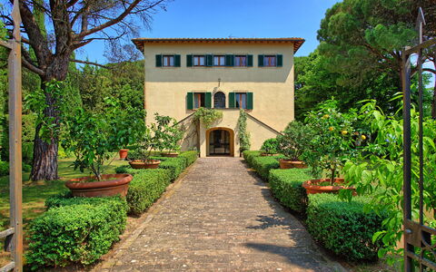 Villa Sorbaiano: Fabriek, Gebouw, Lucht, Bloem, Venster, Boom, Deur, Huis, Architectuur, Land Lot