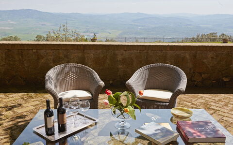 Villa Sorbaiano: Lucht, Tafel, Meubilair, Eigendom, Fabriek, Stoel, Buitentafel, Natuur, Bloempot, Buitenmeubels