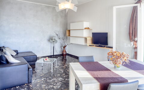 Casa Matilde - Villa Alle Cascine, Imperia: Eigendom, Meubilair, Gebouw, Cabinetry, Comfort, Interieur Ontwerp, Fotolijst, Purper, Verlichting, Hout