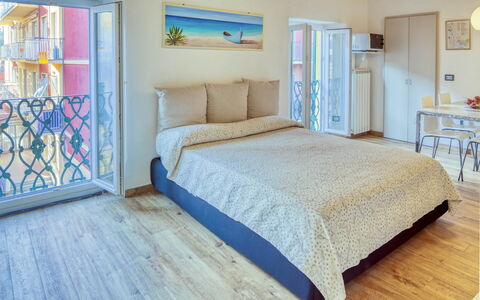 Studio Fede - Levanto: Meubilair, Eigendom, Blauw, Comfort, Azure, Hoofdkussen, Textiel, Hout, Venster, Bed Frame