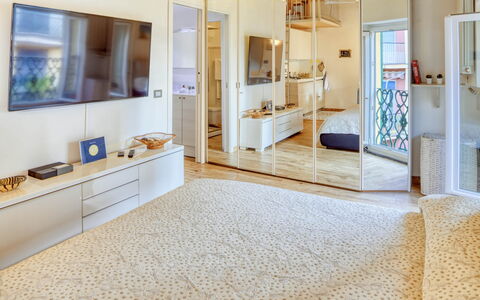 Studio Fede - Levanto: Meubilair, Cabinetry, Eigendom, Fotolijst, Azure, Gebouw, Hout, Deur, Flooring, Huis