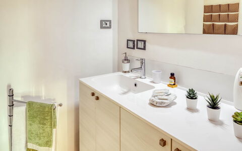 Studio Fede - Levanto: Kraan, Cabinetry, Wastafel, Eigendom, Loodgieterswerkinrichting, Meubilair, Fabriek, Countertop, Bloempot, Hout