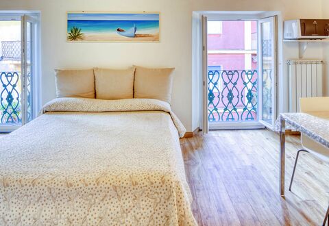 Studio Fede - Levanto: Meubilair, Blauw, Gebouw, Comfort, Venster, Azure, Hout, Textiel, Bed Frame, Flooring