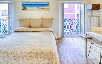 Studio Fede - Levanto: Meubilair, Blauw, Gebouw, Comfort, Venster, Azure, Hout, Textiel, Bed Frame, Flooring