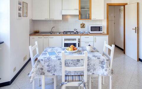 Studio Paola - Levanto: Cabinetry, Countertop, Meubilair, Wit, Wastafel, Product, Azure, Fornuis, Hout, Keuken