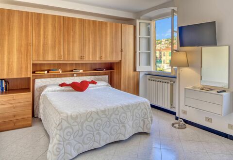 Studio Paola - Levanto: Meubilair, Cabinetry, Comfort, Hout, Interieur Ontwerp, Lade, Gebouw, Flooring, Bed, Verdieping