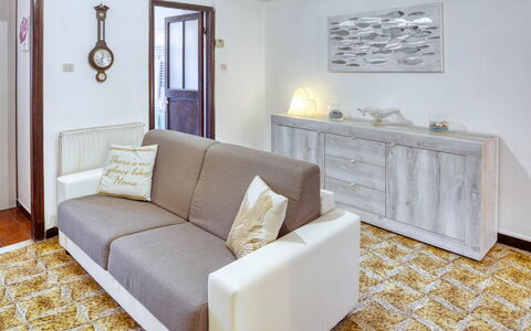 Nina Home - Levanto: Bankstel, Meubilair, Eigendom, Fotolijst, Cabinetry, Hout, Interieur Ontwerp, Rechthoek, Verdieping, Woonkamer