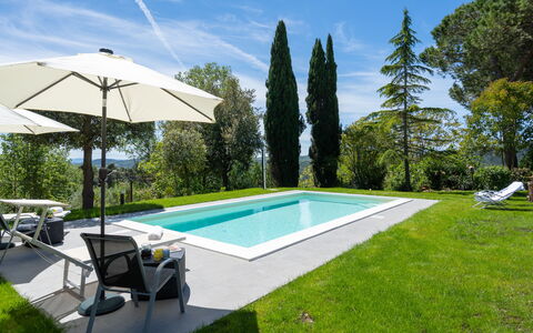 Villa Luana: Wolk, Lucht, Fabriek, Zwembad, Water, Schaduw, Land Lot, Paraplu, Boom, Gebouw