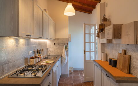 Villa Luana: Eigendom, Cabinetry, Meubilair, Countertop, Gebouw, Gasfornuis, Hout, Verlichting, Interieur Ontwerp, Keuken
