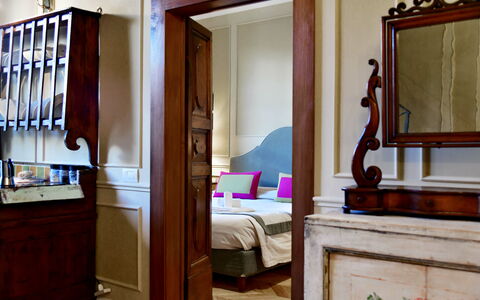 Appartamenti Troise: Spiegel, Cabinetry, Meubilair, Eigendom, Gebouw, Lade, Comfort, Hout, Ladenkast, Bed Frame