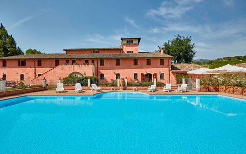 Agriturismo Il Molino Di Uncinano: Water, Lucht, Wolk, Eigendom, Gebouw, Fabriek, Zwembad, Boom, Azure, Stoel