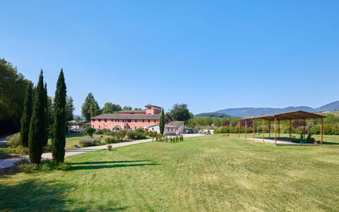 Agriturismo Il Molino Di Uncinano: Lucht, Fabriek, Eigendom, Boom, Natuurlijk Landschap, Land Lot, Huis, Gras, Verblijf, Grasland