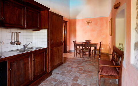 Agriturismo Il Molino Di Uncinano: Cabinetry, Meubilair, Eigendom, Countertop, Hout, Interieur Ontwerp, Tafel, Verlichting, Keuken, Architectuur