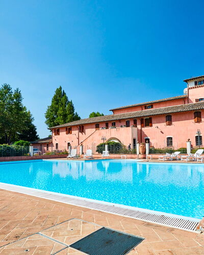 Agriturismo Il Molino Di Uncinano: Water, Lucht, Fabriek, Eigendom, Zwembad, Azure, Gebouw, Rechthoek, Boom, Architectuur