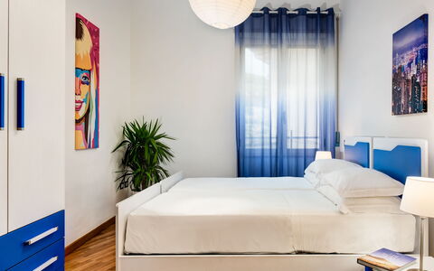 Living Times Apartment: Eigendom, Meubilair, Blauw, Azure, Gebouw, Comfort, Decoratie, Verlichting, Textiel, Interieur Ontwerp