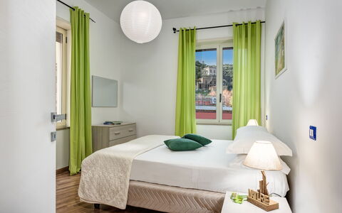Living Times Apartment: Meubilair, Eigendom, Gebouw, Comfort, Deur, Textiel, Hout, Schaduw, Interieur Ontwerp