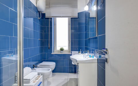 Loving Times Apartment: Loodgieterswerkinrichting, Kraan, Spiegel, Wastafel, Eigendom, Purper, Blauw, Badkamer, Azure