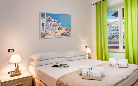 Loving Times Apartment: Meubilair, Eigendom, Fotograaf, Blauw, Comfort, Azure, Venster, Textiel, Geel