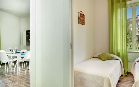 Loving Times Apartment: Meubilair, Groen, Comfort, Hout, Tafel, Interieur Ontwerp, Gebouw, Flooring, Verdieping