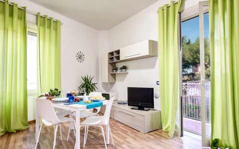 Loving Times Apartment: Fabriek, Eigendom, Meubilair, Venster, Bankstel, Groen, Tafel, Azure, Hout, Interieur Ontwerp