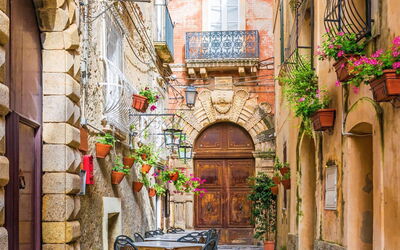 Loving Times Apartment: Gebouw, Fabriek, Bloem, Venster, Tafel, Kamerplant, Deur, Hout, Bloempot, Weg