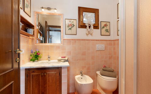 Villa Elisa: Wastafel In De Badkamer, Loodgieterswerkinrichting, Badkamer, Wastafel, Flooring, Interieur Ontwerp, Verdieping, Kraan, Loodgieter, Toilet