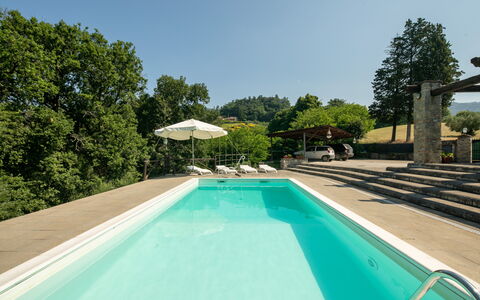 Grezzano Villa: Water, Fabriek, Lucht, Eigendom, Zwembad, Boom, Azure, Schaduw, Zwemwater, Gras