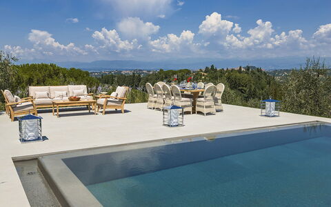 Villa Di Corazzano: Water, Lucht, Wolk, Meubilair, Zwembad, Azure, Ligstoel, Buitenmeubels, Stoel, Boom