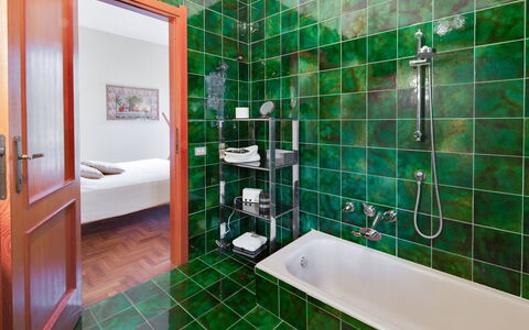 Villa Del Mugello: Loodgieterswerkinrichting, Kraan, Bad, Badkamer, Douchekop, Interieur Ontwerp, Spiegel, Wastafel, Gebouw, Douche