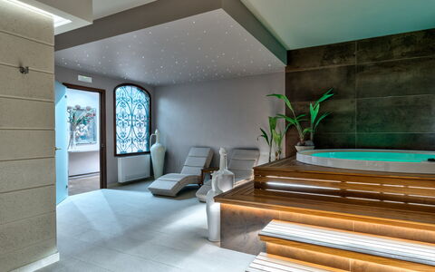 Villa Oria: Meubilair, Eigendom, Fabriek, Verlichting, Interieur Ontwerp, Comfort, Hout, Flooring, Verdieping, Woonkamer