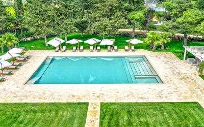 Villa Oria: Water, Fabriek, Eigendom, Zwembad, Groen, Rechthoek, Boom, Schaduw, Gras, Buitenmeubels