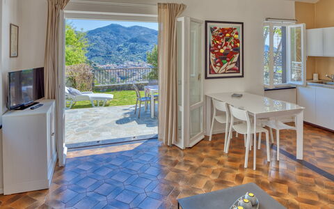 Marlà - Levanto: Tafel, Eigendom, Meubilair, Azure, Hout, Fabriek, Interieur Ontwerp, Woonkamer, Flooring, Verdieping