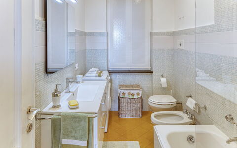 Marlà - Levanto: Kraan, Spiegel, Loodgieterswerkinrichting, Wastafel, Wastafel In De Badkamer, Eigendom, Gebouw, Badkamer, Interieur Ontwerp, Architectuur