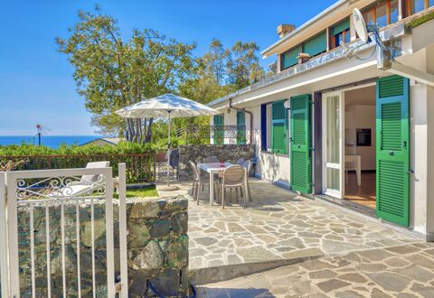 Marlà - Levanto: Lucht, Eigendom, Tafel, Fabriek, Gebouw, Azure, Schaduw, Bloempot, Deur, Stoel