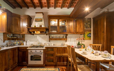 Valdambra Villa: Meubilair, Interieur Ontwerp, Cabinetry, Hout, Keuken, Flooring, Kast, Countertop, Plafond, Kamer