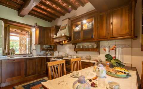 Valdambra Villa: Meubilair, Interieur Ontwerp, Cabinetry, Keuken, Hout, Flooring, Countertop, Plafond, Verlichting, Kamer