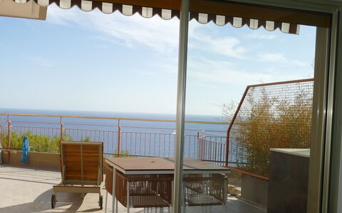 Ventimiglia 633: Lucht, Tafel, Eigendom, Meubilair, Wolk, Schaduw, Hout, Stoel, Gebouw, Water