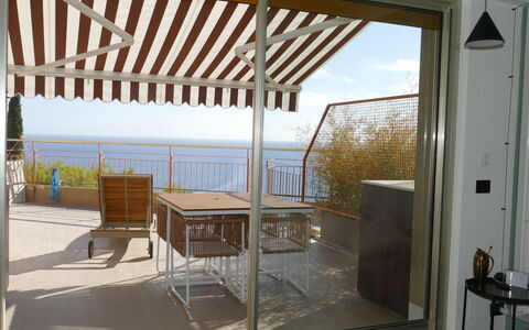 Ventimiglia 633: Eigendom, Meubilair, Lucht, Gebouw, Schaduw, Hout, Deur, Stoel, Interieur Ontwerp, Tafel