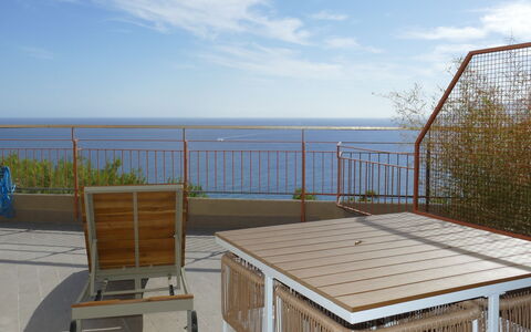 Ventimiglia 633: Lucht, Wolk, Water, Dag, Eigendom, Hout, Buitenmeubels, Schaduw, Verdieping, Muur
